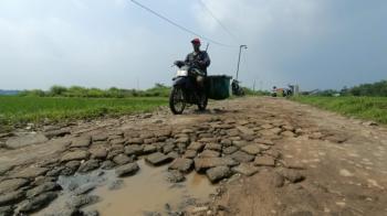 Warga Keluhkan Jalan Rusak Parah di Sumobito, Satu Warga Tewas Akibat Terperosok